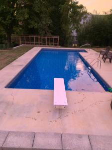 The swimming pool at or close to Sweet Apartment, next to Randolph College