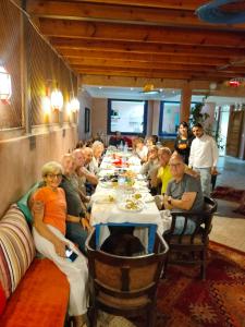Un groupe de personnes assises à une longue table dans l'établissement Maison KA, à Marrakech