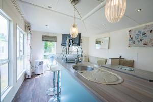 uma cozinha com um lavatório e um balcão em Mobil-home Excellence - 3 Chambres em Chaumont-sur-Loire