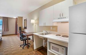 - une cuisine avec un évier et un bureau dans la chambre dans l'établissement Extended Stay America Suites - Columbia - Columbia Parkway, à Columbia