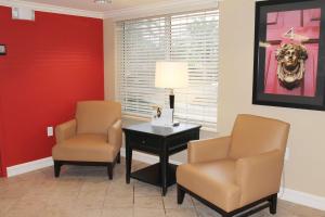 duas cadeiras e uma mesa numa sala de espera em Extended Stay America Suites - Cleveland - Beachwood - Orange Place - North em Orange