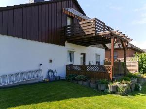 a house with a pergola on the side of it at Ferienwohnung Elena mit eigener Sauna in Northeim