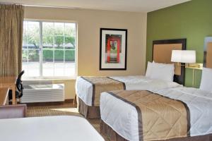 ein Hotelzimmer mit 2 Betten und einem Fenster in der Unterkunft Extended Stay America Suites - Cleveland - Beachwood - Orange Place - North in Orange
