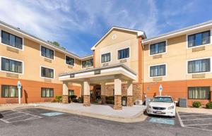 un hotel con un coche aparcado en un aparcamiento en Extended Stay America Suites - Washington, DC - Landover, en Largo