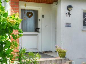 Una puerta blanca con un corazón en la ventana en Ferienwohnung Elena mit eigener Sauna en Northeim