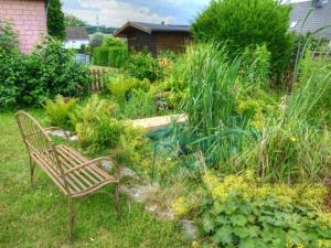 a bench in the middle of a garden at Ferienwohnung Elena mit eigener Sauna in Northeim +5 photos