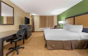 ワージントンにあるExtended Stay America Suites - Columbus - Worthingtonのベッドとデスクが備わるホテルルームです。