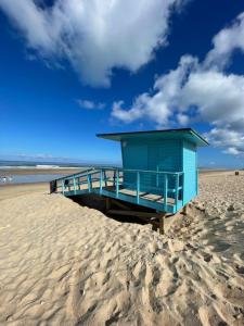 niebieską chatę na plaży nad oceanem w obiekcie LA VILLA MONTA w mieście Vendays-Montalivet