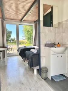 una camera con due letti, lavandino e specchio di Apartamenty Molle ad Åkirkeby