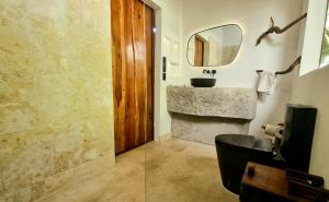 uma casa de banho com um lavatório e um espelho em The Jaguars Jungle Rainforest Lodge - All meals included em San Pedrillo