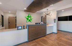 um escritório com um balcão com uma estrela verde na parede em Extended Stay America Premier Suites - Melbourne - Palm Bay em West Melbourne