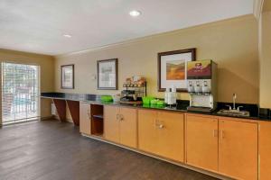 uma cozinha com uma grande bancada num quarto em Extended Stay America Suites - Orlando - Convention Center - 6443 Westwood em Orlando