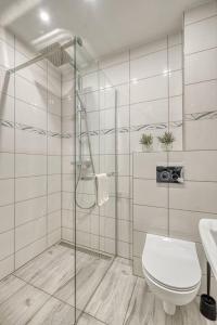 a bathroom with a shower and a toilet and a sink at 72, A/C*3Beds*CITYCENTER* Super Fast Wifi in Warsaw
