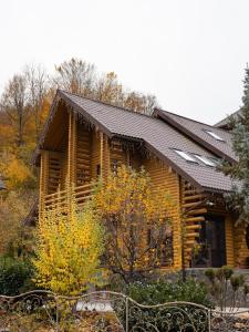 uma cabana de madeira com um telhado preto em Царська Долина em Neresnytsya