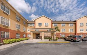 un estacionamiento frente a un edificio en Extended Stay America Suites - Orlando - Lake Mary - 1036 Greenwood Blvd en Lake Mary