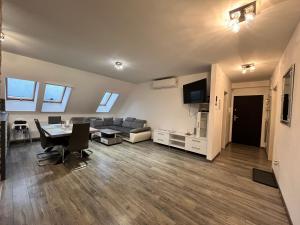 ein großes Wohnzimmer mit einem Tisch und einem Sofa in der Unterkunft Rédiapartmanok in Budapest