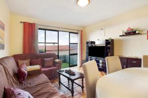 uma sala de estar com um sofá e uma mesa em Slice of Paradise- Palheiro de Golf no Funchal