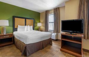 Habitación de hotel con cama y TV de pantalla plana. en Extended Stay America Suites - Orlando - Maitland - 1776 Pembrook Dr en Orlando