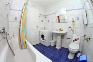 Golden Age Hostel في أوخريد: حمام مع مرحاض ومغسلة وغسالة