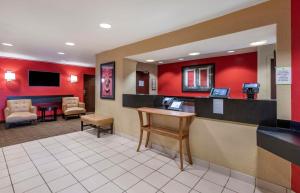 um lobby de um hospital com uma sala de espera em Extended Stay America Suites - Orlando - Orlando Theme Parks - Major Blvd em Orlando