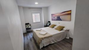 ein Schlafzimmer mit einem Bett und einem Wandgemälde in der Unterkunft Boutique 2 apartamento Ave centro Lleida in Lleida
