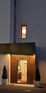 ein Gebäude mit einer Tür mit zwei Büschen davor in der Unterkunft Albergo Ristorante Belvedere in Thiene