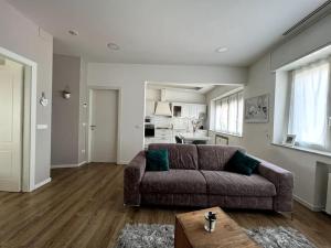 a living room with a couch and a kitchen at Appartamento Milano centro Corso Como in Milan