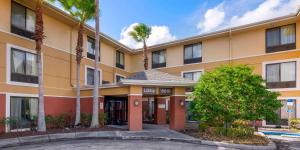 Un edificio con palmeras delante. en Extended Stay America Suites - Orlando - Orlando Theme Parks - Vineland Rd, en Orlando