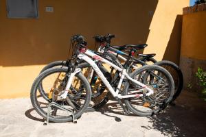 シエナにあるAgriturismo Il Colleの建物の隣に2台の自転車が駐輪しています。