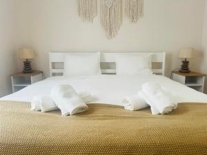 オビドスにあるCasa Sonia Great location Quiet area Easy accessの白いベッド(タオル、ランプ2つ付)