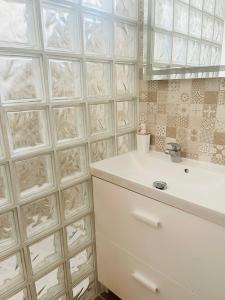 Baño blanco con lavabo y espejo en Casa Sonia Great location Quiet area Easy access, en Óbidos