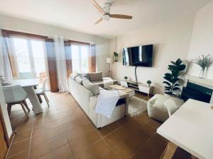 uma sala de estar com um sofá e uma televisão em Casa Sonia Great location Quiet area Easy access em Óbidos