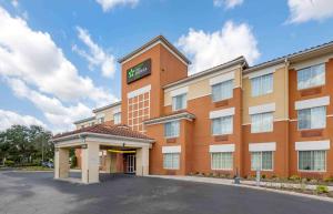una imagen de un hotel con aparcamiento en Extended Stay America Select Suites - Orlando - Southpark - Equity Row en Orlando
