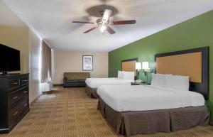 מיטה או מיטות בחדר ב-Extended Stay America Suites - Jacksonville - Lenoir Avenue East