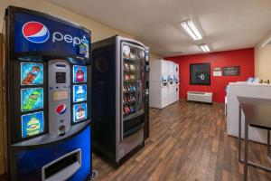 una habitación con una nevera pepsi en una tienda en Extended Stay America Suites - Jacksonville - Riverwalk - Convention Center, en Jacksonville