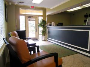 una sala de espera vacía con sillas y un mostrador de recepción en Extended Stay America Suites - Clearwater - Carillon Park, en Clearwater