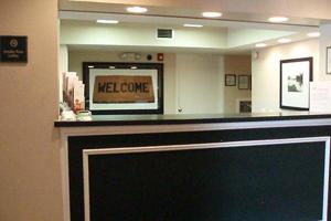 eine Lobby mit einem Willkommensschild an der Rezeption in der Unterkunft Extended Stay America Suites - Jacksonville - Baymeadows in Jacksonville