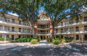 ein großes Gebäude mit Bäumen davor in der Unterkunft Extended Stay America Suites - Gainesville - I-75 in Gainesville