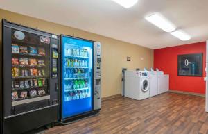 una máquina de refrescos en una tienda con lavadora en Extended Stay America Suites - Gainesville - I-75, en Gainesville