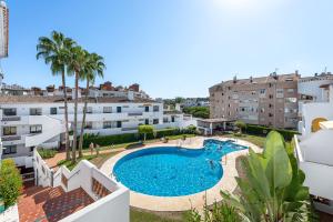 ein Bild eines Swimmingpools in einer Wohnung in der Unterkunft 797 HOLIDAY RENTALS - Apartamento en Pueblo del Parque in Arroyo de la Miel