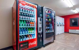 dos máquinas de soda en una tienda con refrescos en Extended Stay America Suites - Pensacola - University Mall en Pensacola