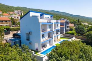 uma vista aérea de uma casa com piscina em Vera - Luxury Seafront Apartment em Klenovica