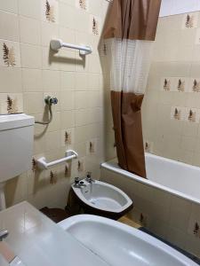 ein Badezimmer mit einem WC, einem Waschbecken und einer Badewanne in der Unterkunft Quarto casa familiar in Viseu
