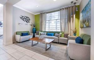 uma sala de estar com sofás e uma mesa de centro em Extended Stay America Premier Suites - Lakeland - I-4 em Lakeland