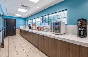 d'une cuisine avec des murs bleus et des aasteryasteryasteryasteryasteryasteryasteryasteryasteryasteryasteryasteryasteryasteryasteryasteryasteryasteryasteryas. dans l'établissement Extended Stay America Premier Suites - Lakeland - I-4, à Lakeland