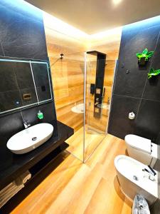 e bagno con servizi igienici, lavandino e doccia. di Trilogy Prestige - Central Premium Suites a Lecce