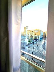 een raam met uitzicht op de stad bij Trilogy Prestige - Central Premium Suites in Lecce