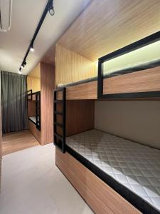 a bedroom with bunk beds in a room at CASA ALTO DA ENSEADA PRAIA DO FORTE in Praia do Forte