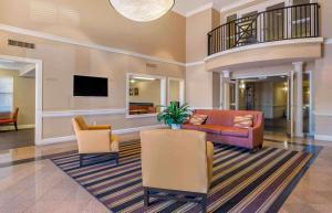 ein Wohnzimmer mit einem Sofa und einem TV in der Unterkunft Extended Stay America Suites - Tampa - Airport - N Westshore Blvd in Tampa