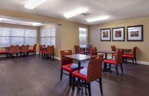 un restaurante con mesas y sillas en una habitación en Extended Stay America Suites - Tampa - Airport - N Westshore Blvd, en Tampa
